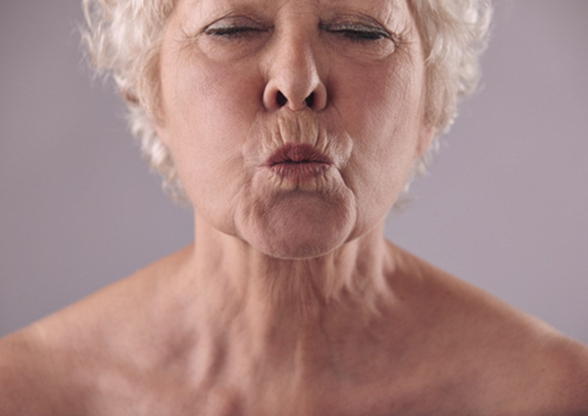 vrouw-laat-haar-rokerslijntjes-zienintroductiefoto