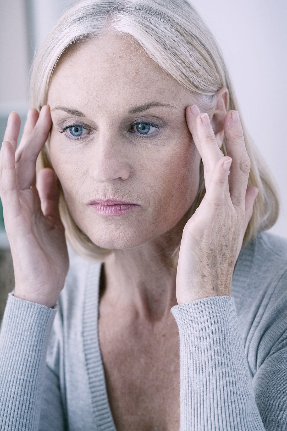 middelbare-vrouw-die-trekt-met-haar-handen-aan-haar-gezichtintroductiefoto