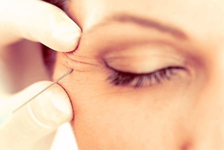 woman-injection-eye-wrinkles-horiz