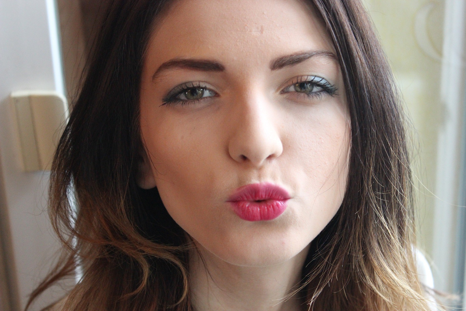 girl-1390746_1920